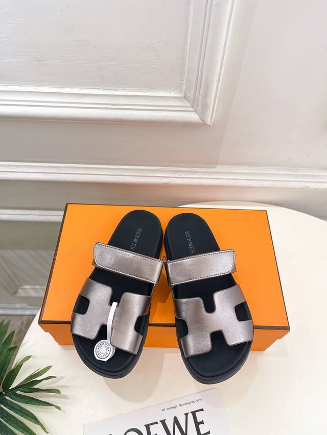 爱玛仕 26 DDD 2026春夏新品 顶级版本H家Chypre经典二舅魔术贴休闲拖鞋系列 DDD 鞋面：原版特定牛皮 DDD 内里：进口混种羊皮 DDD 大底