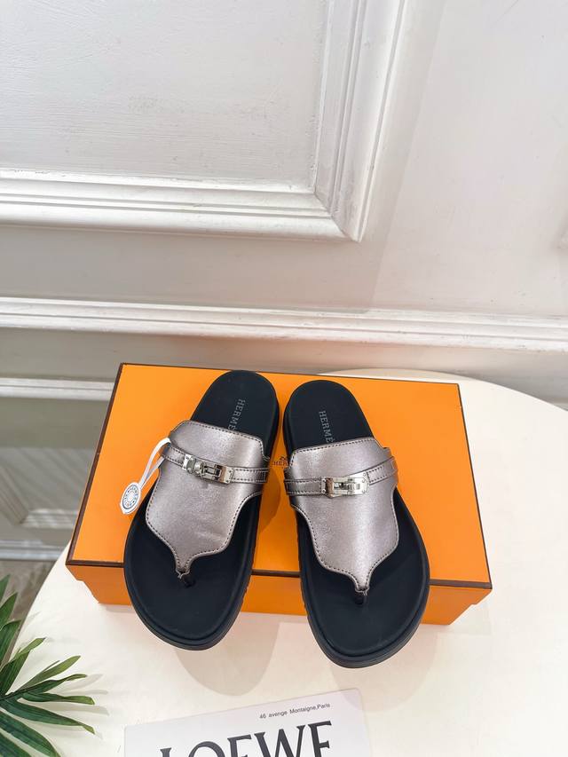 爱玛仕 26 DDD 2026春夏新品 顶级版本H家Empire 经典二舅Kelly扣夹脚休闲拖鞋系列 DDD 鞋面：原版特定牛皮 DDD 内里：进口混种羊皮