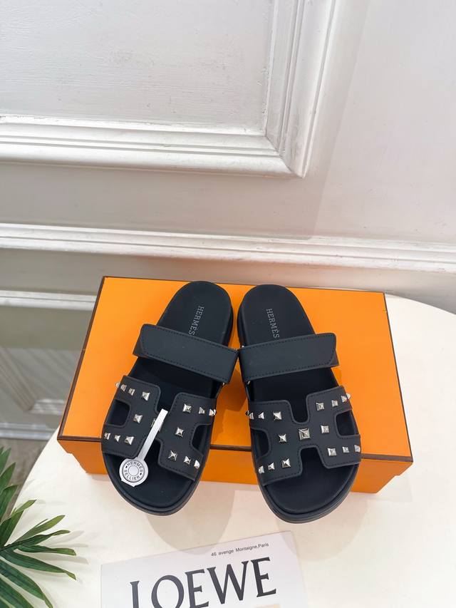 爱玛仕 26 DDD 2026春夏新品 顶级版本H家Chypre经典二舅魔术贴鉚钉休闲拖鞋系列 DDD 鞋面：原版特定牛皮 DDD 内里：进口混种羊皮 DDD