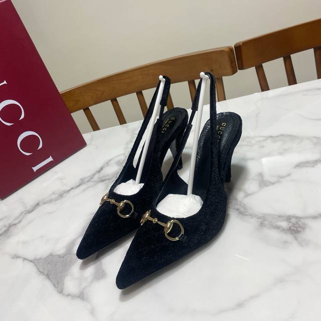 丝绒黑 DDD DDD Gucci 古奇 马衔扣 高跟凉鞋，尖头凸显小性感，上脚非常显腿长而且显白 DDD 鞋面为丝绒布，里垫为绵羊皮，真皮大底，原版开模浅金马