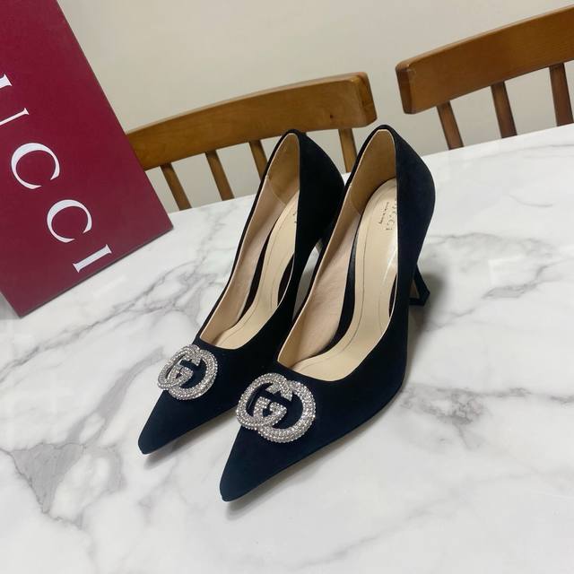 羊京黑 DDD DDD Gucci 古奇 最新款双钻扣 尖头 高跟鞋，上脚温婉优雅，妥妥的女神范 DDD 鞋面粒面羊皮 羊京 金属皮，里垫为羊皮，真皮底 DDD