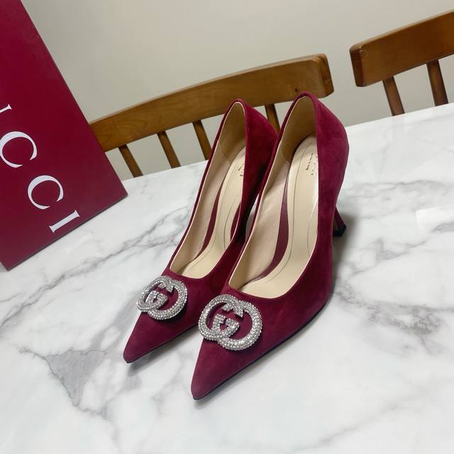 羊京酒红 DDD Gucci 古奇 最新款双钻扣 尖头 高跟鞋，上脚温婉优雅，妥妥的女神范 DDD 鞋面粒面羊皮 羊京 金属皮，里垫为羊皮，真皮底 DDD 跟高