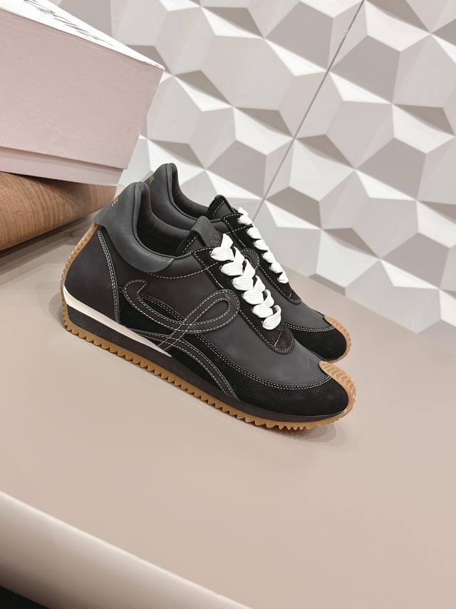 出厂: 情侣 独家顶级版本 长期做货 DDD Loewe罗意威德2026Vs四季经典情侣德训休闲系列 DDD 情侣拼色德训鞋 DDD 全网最快购入原版开发，穿几