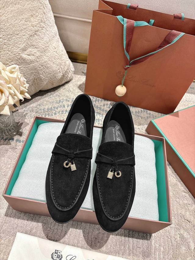 高版本 主打12色 克色 DDD 2026官网 Lp新品发售Loro Piana 官网同款同款平底单鞋｜采用 Wish 羊京面料制作｜鞋面采用优质特级羊皮｜垫脚