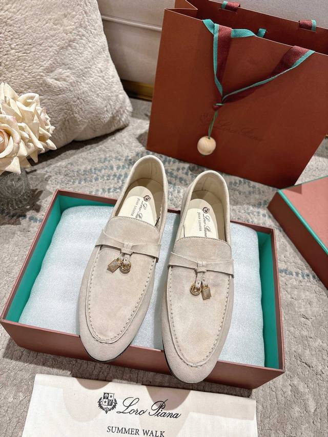 高版本 主打12色 2026新加色系 DDD 2026官网 Lp新品发售Loro Piana 官网同款同款平底单鞋｜采用 Wish 羊京面料制作｜鞋面采用优质特