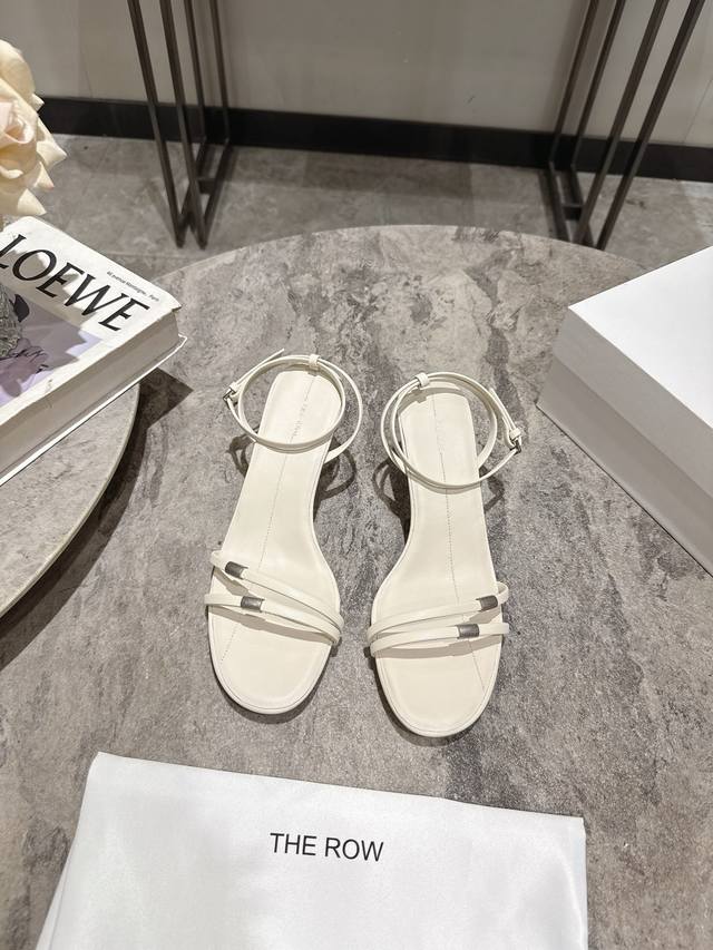 The Row春夏新款酒杯跟细带凉鞋 DDD 细带凉鞋只服Tr一如既往的简单，超强设计感，线条简洁流畅 虽然没有过多的元素点缀，只有两根细带支撑鞋面，但真的很高