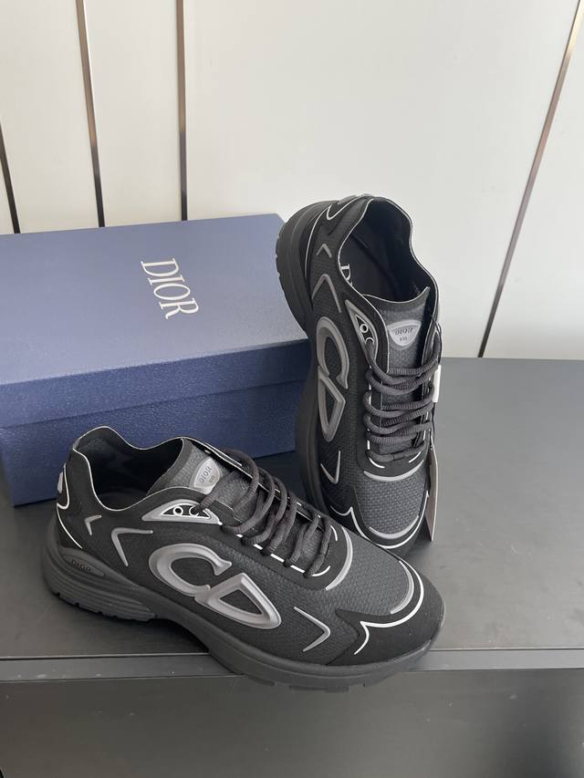 迪奥情侣款系带新款学院风透气休闲鞋德训鞋运动鞋 DDD 原版购入开发做货，精心制作。鞋面采用透气网面拼接设计风格搭配超级时尚，细节也增添一丝优雅气质。轻盈的鞋底