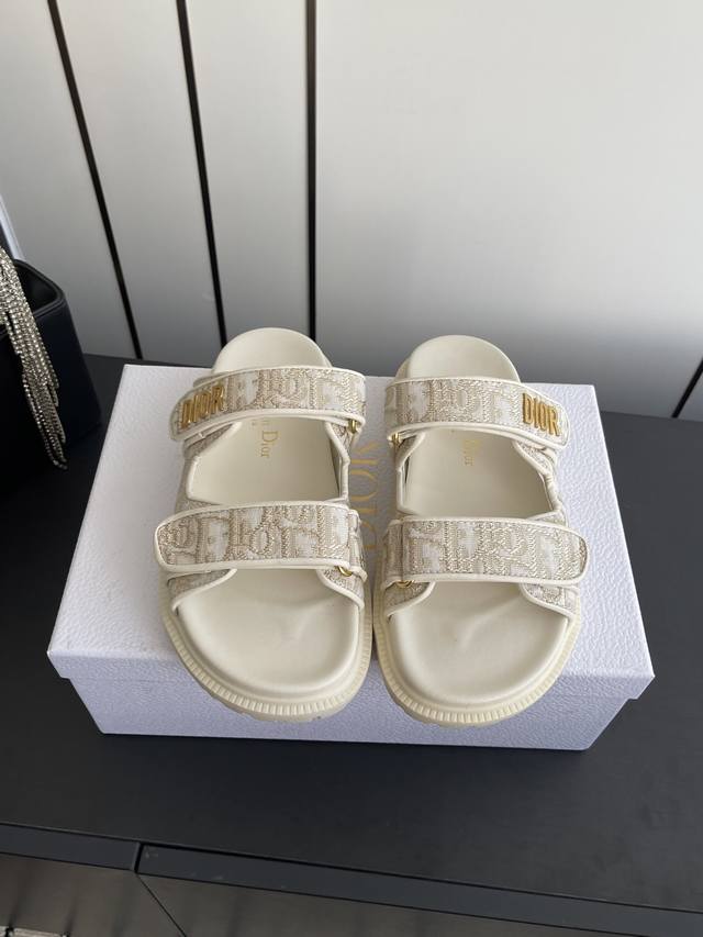 最新魔术贴系列 新款沙滩凉拖 原版复刻 超耐看超百搭款#上脚非常舒适 DDD 原版定制特殊材料，柔软又细腻，上脚超有魅力，质感满分长期出货 DDD 羊皮内里，原