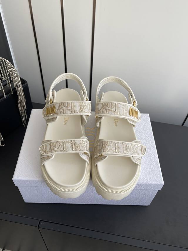 最高版本 最新厚底系列 超级跑量新款魔术贴凉鞋，原版复刻，款式齐全，超耐看超百搭款#上脚非常舒适 DDD 原版定制材料，柔软又细腻，上脚超有魅力，质感满分长期出