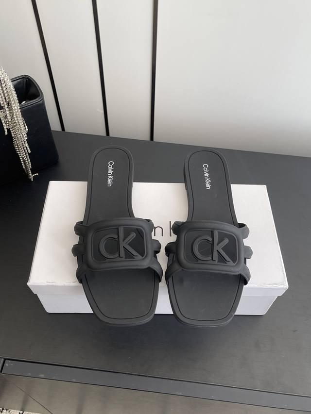 全新款跑量款Ck Logo果冻拖鞋 春夏度假系列意大利兴蔚蓝海岸度假时的穿搭风 原版开模，冬季海南旅游必备，夏季沙滩必穿 一对拥有治愈系魔力的凉拖，超级柔软Tp