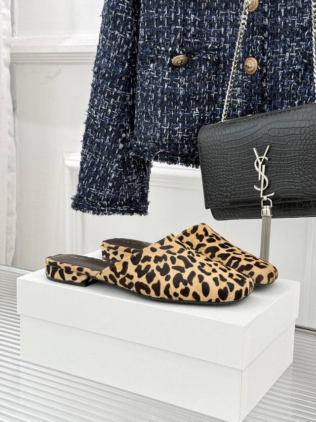 新品 DDD 圆头豹纹方头包头半拖鞋 DDD 日常随心搭配裙子 DDD 裤子 都无敌好看！ DDD 鞋面采用开边珠 马毛皮料 DDD 内里垫脚混种羊皮 DDD