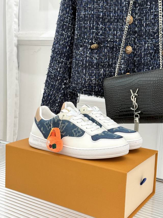 驴家顶级品质 DDD 新品老花情侣款休闲运动鞋 DDD 面料采用原版定制牛皮 DDD 内里踮脚均为羊皮 羊毛 DDD 原版开模定制Tpu大底 DDD Size: 驴家顶级品质 DDD 新品老花情侣款休闲运动鞋 DDD 面料采用原版定制牛皮 DDD 内里踮脚均为羊皮 羊毛 DDD 原版开模定制Tpu大底 DDD Size: