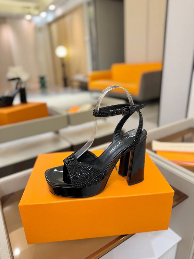 价格P: DDD 2025 L家春秋专柜 走秀款水台凉鞋、官网系列、同步更新、完美楦型+水台设计、再现经典、满钻设计工艺复杂精致、亮晶晶、上脚高端贵气好看、原版 价格P: DDD 2025 L家春秋专柜 走秀款水台凉鞋、官网系列、同步更新、完美楦型+水台设计、再现经典、满钻设计工艺复杂精致、亮晶晶、上脚高端贵气好看、原版