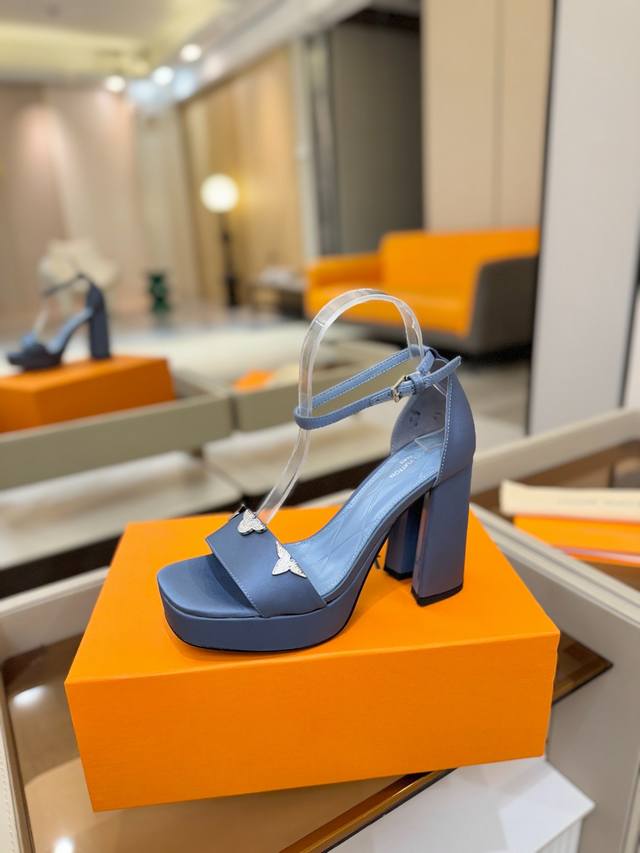 价格P: DDD 2025 L家 春秋专柜 走秀款水台凉鞋、官网系列、同步更新、完美楦型+Lv新元素扣子+水台设计、再现经典、款式简单大方、走路不累脚、不挑人、 价格P: DDD 2025 L家 春秋专柜 走秀款水台凉鞋、官网系列、同步更新、完美楦型+Lv新元素扣子+水台设计、再现经典、款式简单大方、走路不累脚、不挑人、