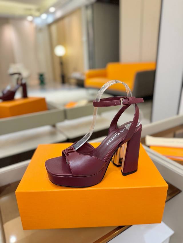 价格P: DDD 2025 L家 春秋专柜 走秀款水台凉鞋、官网系列、同步更新、完美楦型+小V扣+水台设计、再现经典、款式简单大方、走路不累脚、不挑人、上脚高端 价格P: DDD 2025 L家 春秋专柜 走秀款水台凉鞋、官网系列、同步更新、完美楦型+小V扣+水台设计、再现经典、款式简单大方、走路不累脚、不挑人、上脚高端