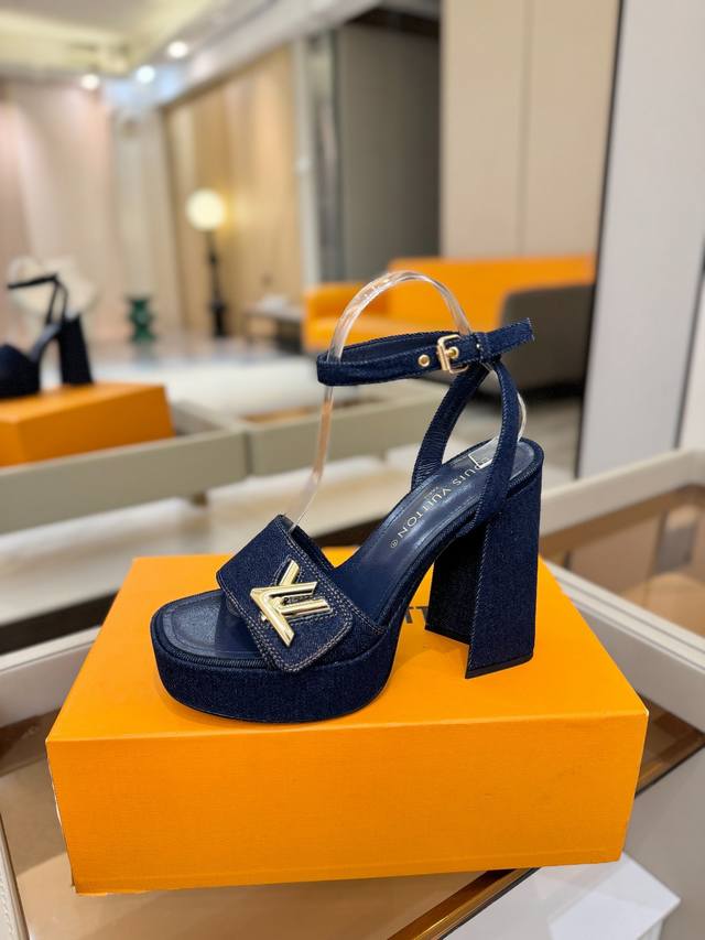 价格P: DDD L 家专柜最新走秀款凉鞋、官网系列同步更新、完美楦型+防水台设计、高贵气质、走路不累脚、原版倒模楦型,极致1:1形体,高端品质、进口高端面料呈 价格P: DDD L 家专柜最新走秀款凉鞋、官网系列同步更新、完美楦型+防水台设计、高贵气质、走路不累脚、原版倒模楦型,极致1:1形体,高端品质、进口高端面料呈