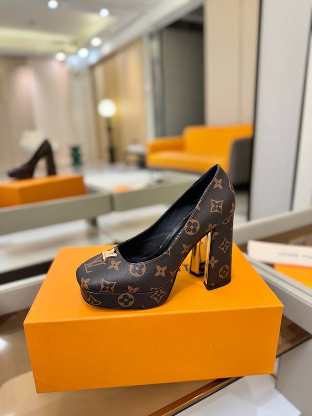 价格P: DDD L 家 专柜 走秀款水台单鞋、官网系列、同步更新、完美楦型+小V扣+水台设计、再现经典、款式简单大方、走路不累脚、不挑人、上脚大气好看、原版倒 价格P: DDD L 家 专柜 走秀款水台单鞋、官网系列、同步更新、完美楦型+小V扣+水台设计、再现经典、款式简单大方、走路不累脚、不挑人、上脚大气好看、原版倒