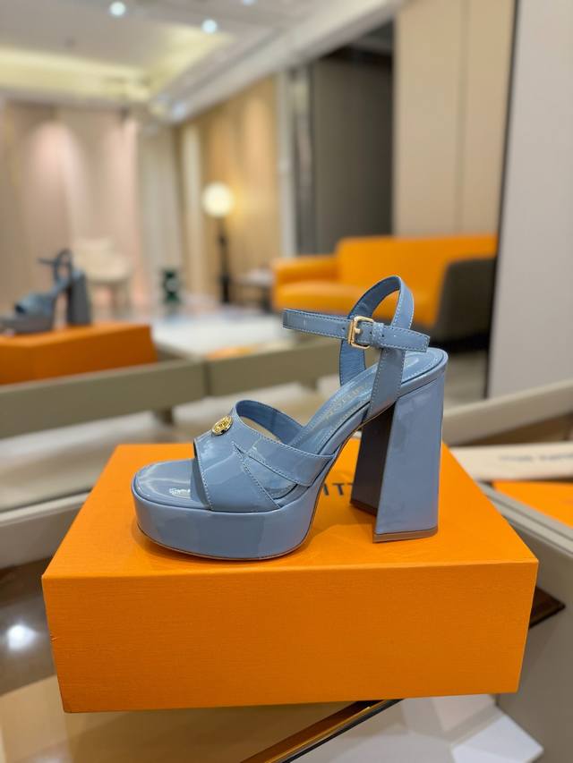 2025 L家 走秀款凉鞋、独家新款系列、完美楦型+防水台设计、高贵气质、走路不累脚、原版倒模楦型,极致1:1形体,高端品质、进口高端面料呈现出精致质感! DD 2025 L家 走秀款凉鞋、独家新款系列、完美楦型+防水台设计、高贵气质、走路不累脚、原版倒模楦型,极致1:1形体,高端品质、进口高端面料呈现出精致质感! DD