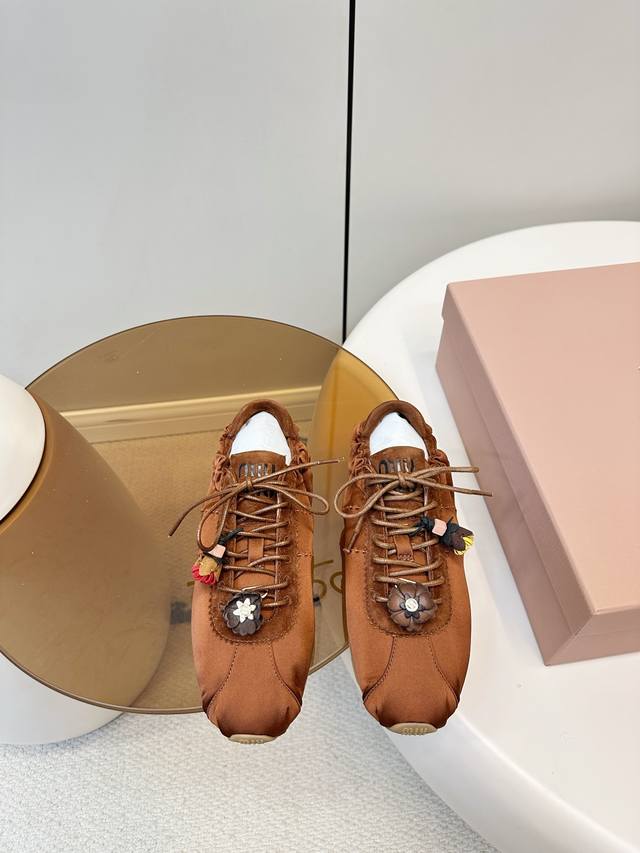 顶级版本+飞机盒+扣件 DDD Miumiu｜缪缪25新品绸缎面芭蕾德训鞋 DDD Miu Miu Plume系列缎面芭蕾德训鞋，将德训鞋轮廓和芭蕾舞鞋优雅感融