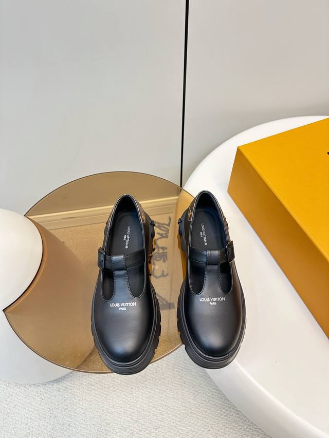 Lv 26早春新品厚底玛丽珍小皮鞋 DDD 这款黑色厚底玛丽珍小皮鞋,搭配经典T字带和金属扣,复古又实用。厚底设计显高显腿长,鞋底防滑,日常通勤或长时间走路都很 Lv 26早春新品厚底玛丽珍小皮鞋 DDD 这款黑色厚底玛丽珍小皮鞋,搭配经典T字带和金属扣,复古又实用。厚底设计显高显腿长,鞋底防滑,日常通勤或长时间走路都很