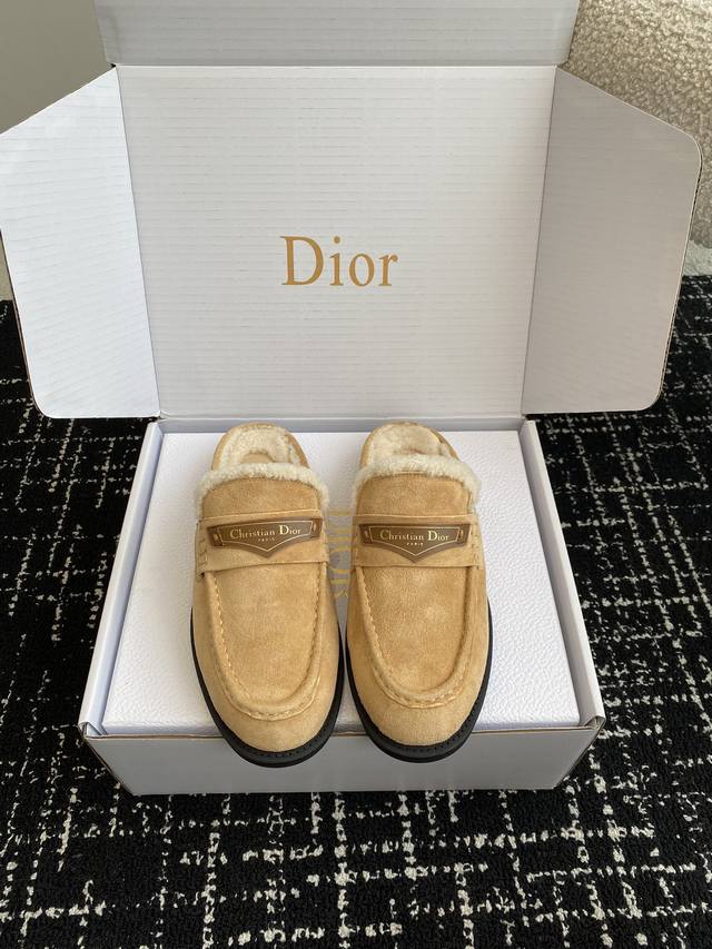 代购级 官网同步盒包装 DDD Dior 24Ss 秋冬全新上线平跟 羊毛 半拖穆勒鞋 DDD Dior Boy 穆勒鞋是二零二四冬季成衣系列新品，融入 Dio