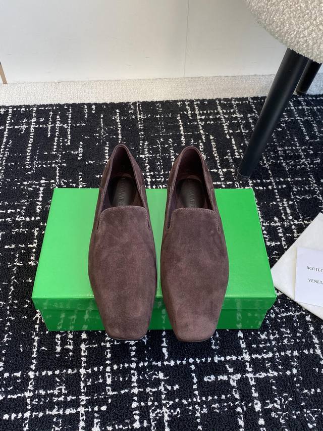 代购级 DDD 葆蝶家Bottega Veneta Bv 是当今时尚圈翻身最成功的品牌，除了包款卖翻天外，葆蝶家的鞋履也不容忽视！ DDD 小贾斯汀的太太Hai