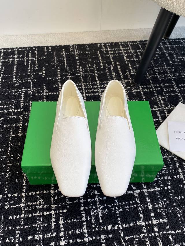 代购级 DDD 葆蝶家Bottega Veneta Bv 是当今时尚圈翻身最成功的品牌，除了包款卖翻天外，葆蝶家的鞋履也不容忽视！ DDD 小贾斯汀的太太Hai