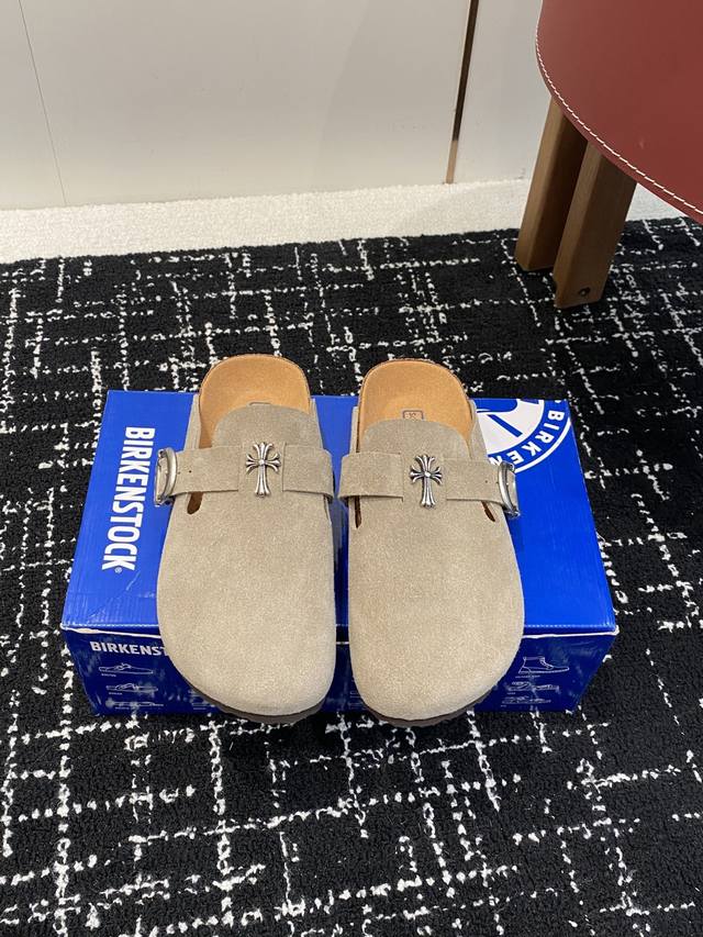 代购级 DDD Birkenstock 克罗心 25Ss 新款 勃肯 情侣款 包头拖 这两个品牌刚出联名我就心动了 DDD 代购找很久才买到货,真的一鞋难求,真 代购级 DDD Birkenstock 克罗心 25Ss 新款 勃肯 情侣款 包头拖 这两个品牌刚出联名我就心动了 DDD 代购找很久才买到货,真的一鞋难求,真