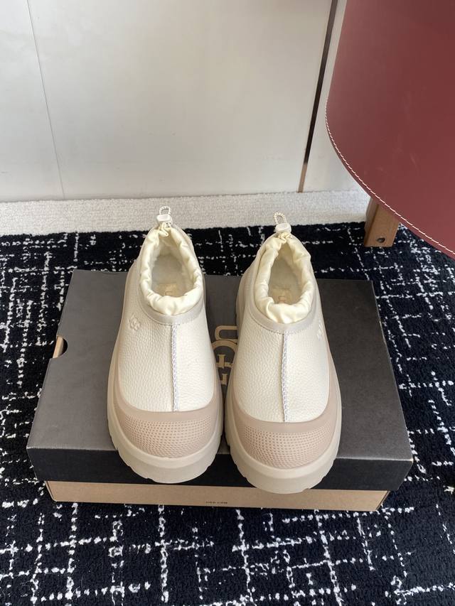 代购级 DDD Ugg Tasman Weather Hybrid一秒蹬 男女同款经典Tasman鞋型之上加入大橘底机能撞色设计,环保防水防雪材质兼具时髦与功能 代购级 DDD Ugg Tasman Weather Hybrid一秒蹬 男女同款经典Tasman鞋型之上加入大橘底机能撞色设计,环保防水防雪材质兼具时髦与功能