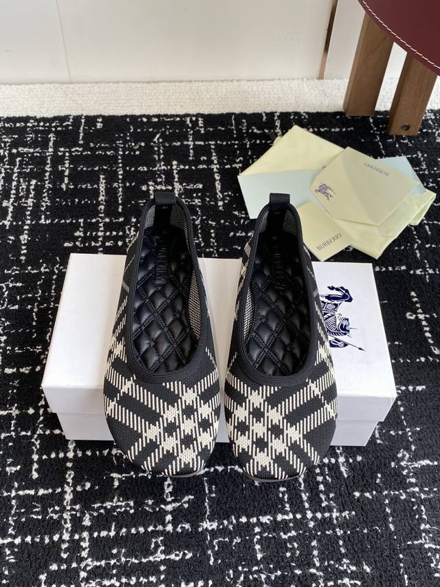 东莞代购级 DDD Burberry同款战马菱格平底单鞋！当法式浪漫邂逅战马图腾，复古刺绣绽放在柔软真皮之上。 DDD 这款菱格浅口芭蕾舞鞋，以一脚蹬的随性设计