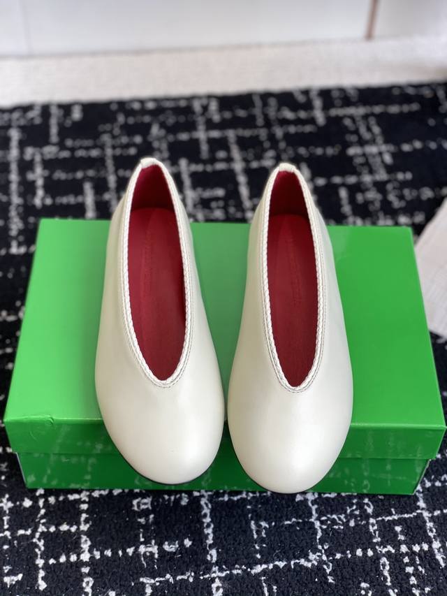 代购级 DDD Bv Rosa 芭蕾舞鞋 杏色 小羊皮 圆皮花边 镶嵌鞋口 单鞋系列 DDD 平底设计 柔软舒适 内置垫脚 云朵般舒适 DDD 手工编织花边 镶