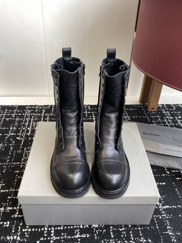 代购级 DDD Balenciaga 巴黎世家 25Ss 秋冬新款假系带 情侣款 马丁靴 DDD 看着硬朗 但上脚舒适 个性帅气的的同时 不失舒适感 擦色做旧复