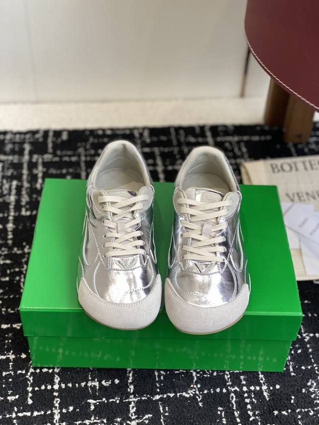 代购级 DDD Bottega Veneta Bv葆蝶家 25Ss新款 阿甘鞋 德训运动鞋 DDD Sneaker科技尼龙和绒面打造，灵感来自复古球鞋，全新演绎