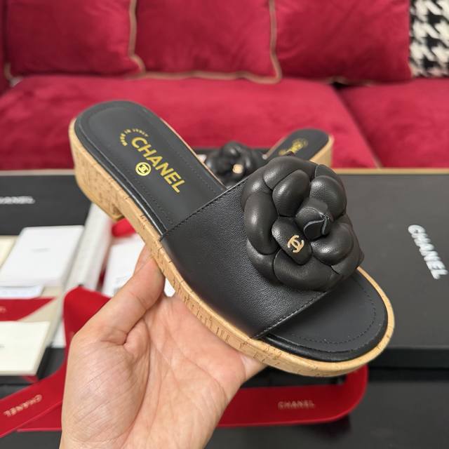 黑色上新啦Chanel香奈儿 山茶花装饰 木纹拖鞋 简约百搭款 三色实拍 35-40 DDD