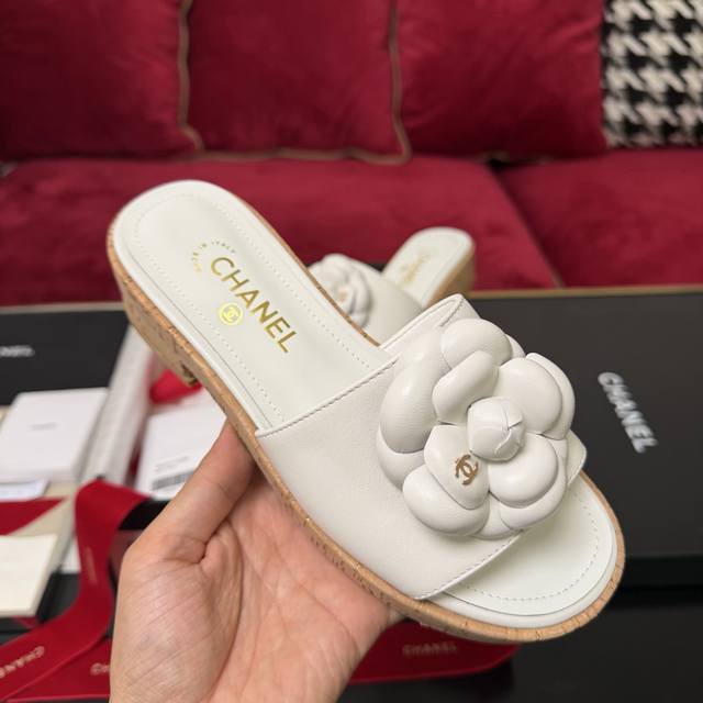 白色上新啦Chanel香奈儿 山茶花装饰 木纹拖鞋 简约百搭款 三色实拍 35-40 DDD