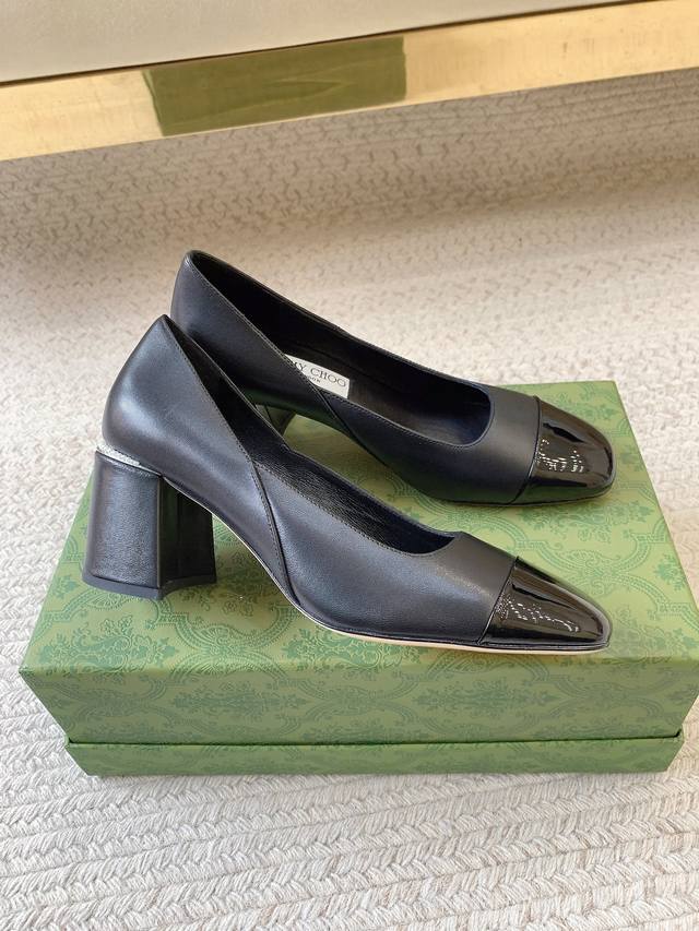 Jimm* Cho*方头粗跟单鞋｜通勤气质天花板 DDD 原厂渠道直出，方头设计显脚瘦，粗跟走路稳到飞起，白 裸 红 黑四色全，职场 约会穿都超搭～ DDD