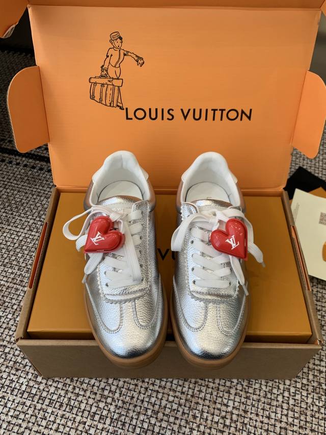 配饰60 Louis Vuitton 26Ss早春新款 休闲运动鞋 德训鞋 DDD 原版购入开发 做货 Archlight 运动鞋出自 以牛皮革裁成妙趣构型 双 配饰60 Louis Vuitton 26Ss早春新款 休闲运动鞋 德训鞋 DDD 原版购入开发 做货 Archlight 运动鞋出自 以牛皮革裁成妙趣构型 双