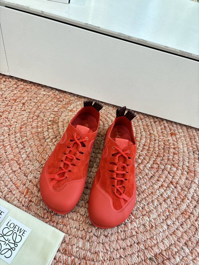 G209所见即所得Loew *罗意威2026新款 新色上新活力满满芭蕾阿甘鞋 DDD 其设计灵感源于上世纪七八十年代的经典跑步鞋，保留了流畅的楔形轮廓和齿状花纹