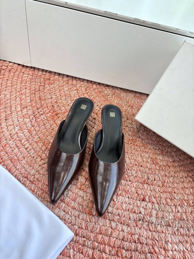 G213所见即所得Toteme 2026新款极简风宝藏凉鞋有一种极简，叫做Toteme简单利落的线条，整体看上去超级高级，时髦感一下子就拉满玛丽珍褶皱乐福鞋坡跟