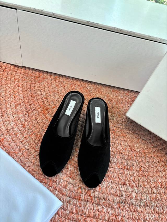 G213所见即所得Toteme 2026新款极简风宝藏凉鞋有一种极简，叫做Toteme简单利落的线条，整体看上去超级高级，时髦感一下子就拉满玛丽珍褶皱乐福鞋坡跟