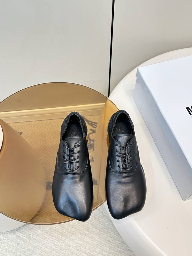 Mm6|马吉拉 苹果头时尚芭蕾舞平底鞋 DDD Mm6 Maison Margiela苹果头芭蕾鞋,后跟弹力设计+超有辨识苹果头鞋型,穿脱方便,贴合脚型,舒适又 Mm6|马吉拉 苹果头时尚芭蕾舞平底鞋 DDD Mm6 Maison Margiela苹果头芭蕾鞋,后跟弹力设计+超有辨识苹果头鞋型,穿脱方便,贴合脚型,舒适又