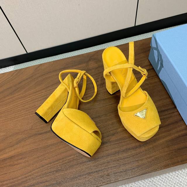 Pra*A 水台凉鞋。复古俏皮又不失大气得体。鞋面羊京，羊皮内里及垫脚。真皮大底，跟高13.5Cm、水台4Cm。 DDD 码数：35-41 40、41定制不退换