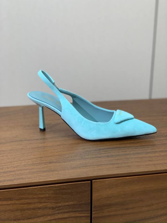 Pra*A 后空单鞋。原版套楦，顶级品质。鞋面羊京。进口羊皮内里及垫脚。真皮大底，跟高7.5Cm DDD 码数：35-41 40、41定做不退换 DDD 批：