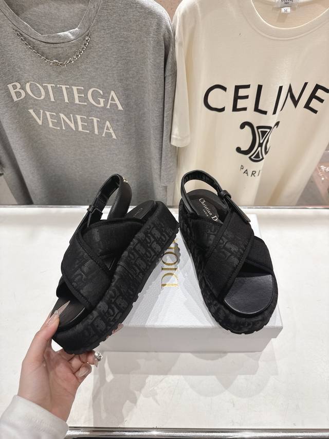 高版本出厂 DDD 高品质 Dior*迪奥F019 D家2026Ss春夏新款厚底防水台沙滩凉鞋～ DDD 经典版型 搭配贴合脚型的内底，采用格外轻盈、舒适的特殊