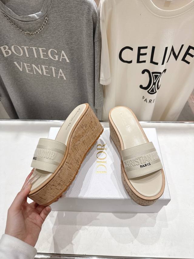 高版本出厂 DDD Dior*迪奥F019 D家2026Ss春夏新款仙女风坡跟厚底拖鞋 DDD 1:1原版复刻 市面上最高版本 各路时尚博主刷爆小红书！超时髦又