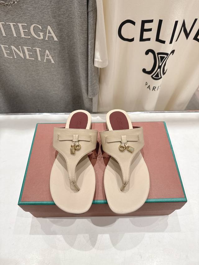 高版本出厂 DDD Loro Piana* Lp 诺悠翩雅2026Ss夏季新款平底夹脚拖鞋 DDD 市场顶级品质 DDD 极简高级大方～高级而舒适的气息～ DD