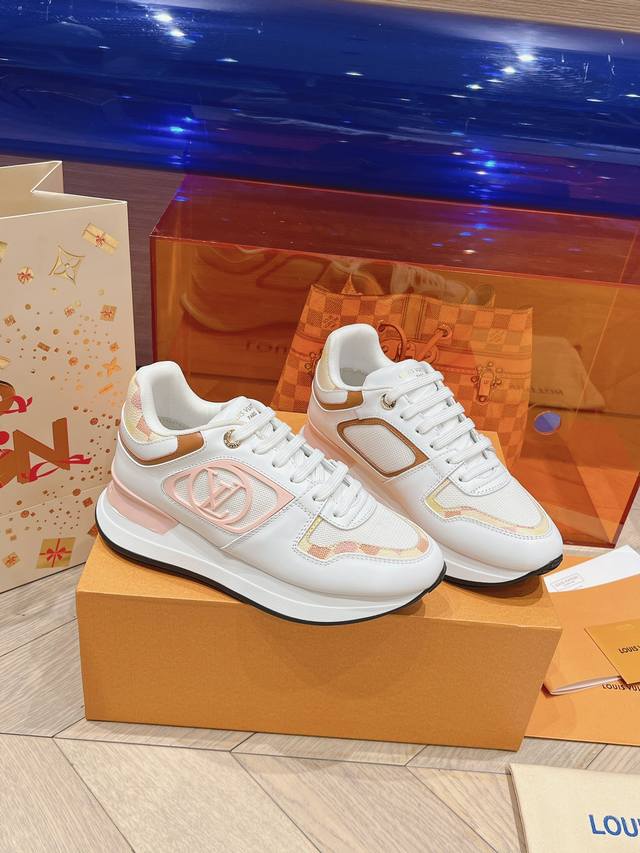 运动鞋 DDD Lv 新色 全新包装 DDD 情侣款 顶级复刻 !丝光牛皮拼杏皮Lv字母工艺 后尾巴浅金属条配松糕底 休闲舒适增高 DDD 上脚贼好看 旅游必备 运动鞋 DDD Lv 新色 全新包装 DDD 情侣款 顶级复刻 !丝光牛皮拼杏皮Lv字母工艺 后尾巴浅金属条配松糕底 休闲舒适增高 DDD 上脚贼好看 旅游必备