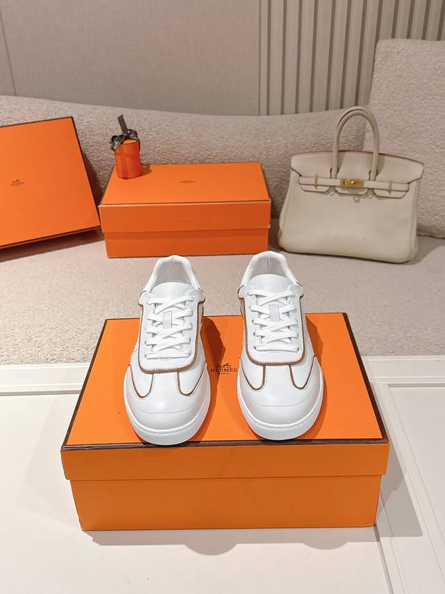 Hermes 顶级版本# DDD 26Ss休闲运动鞋 山羊皮小牛皮运动鞋，饰有镂空“斜体H”图案，设计简约流畅，打复古都市造型。配送专柜精美包装 DDD 面料：