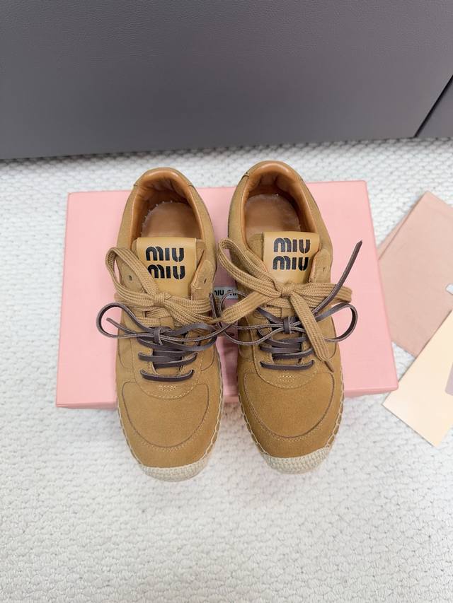 Miumiu 缪缪 25Ss早春走秀新款渔夫鞋女士的绑带休闲鞋！ DDD 官方春夏走秀新款，时髦百搭 即可咸又可甜 一点也不磨脚 无论光脚穿还是搭配袜子穿都超级