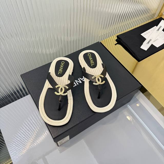 出厂价Pp: DDD 顶级版本 Chanel香奈儿小香2026P走秀款夹趾拖鞋,凉鞋 DDD 超级无敌美且增高的一双夏日拖鞋,布面比皮质更年轻时髦些。上脚对女生 出厂价Pp: DDD 顶级版本 Chanel香奈儿小香2026P走秀款夹趾拖鞋,凉鞋 DDD 超级无敌美且增高的一双夏日拖鞋,布面比皮质更年轻时髦些。上脚对女生